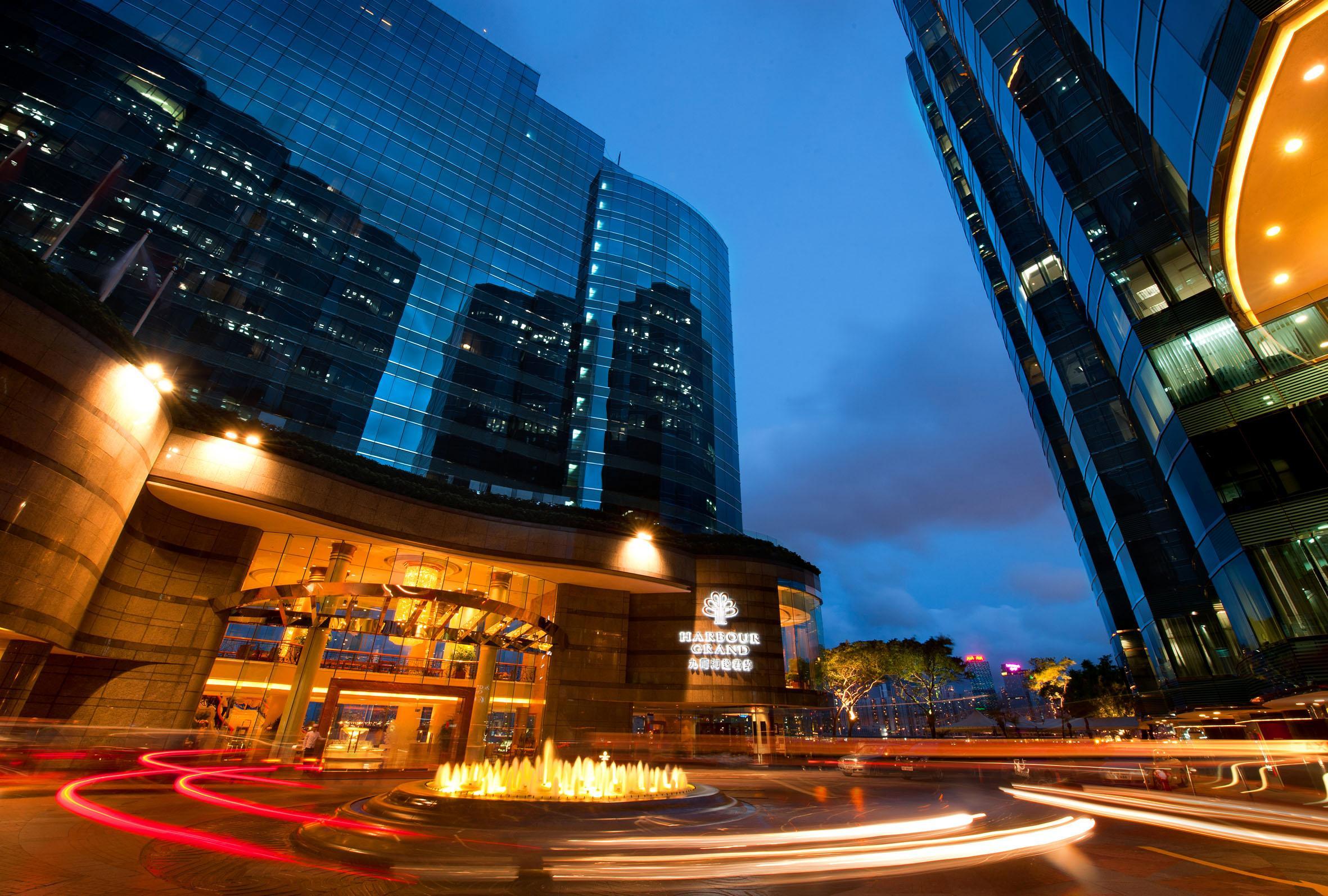 Harbour Grand Kowloon Hotel Hong Kong Exterior foto The entrance of the Shangri-La hotel