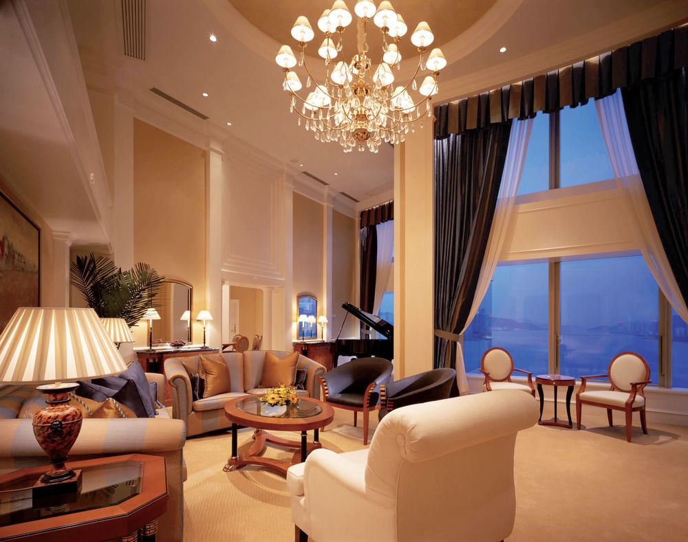 Harbour Grand Kowloon Hotel Hong Kong Interior foto A living room in a suite at the Four Seasons Hotel, Tokyo
